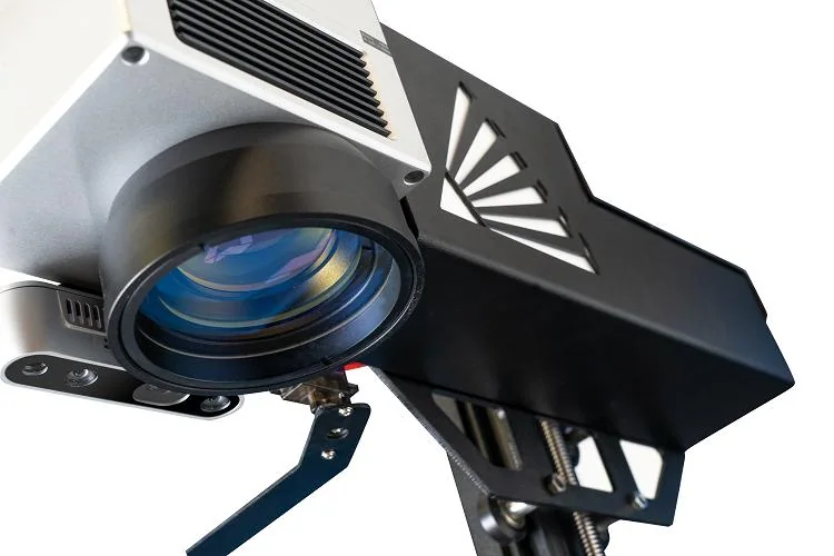 Optical alignment of laser head